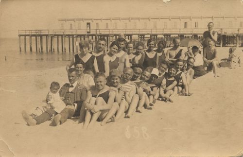Am Strand vor Umkleidekabinen