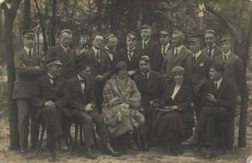 Gruppenfoto mit Damen und frischen Wunden