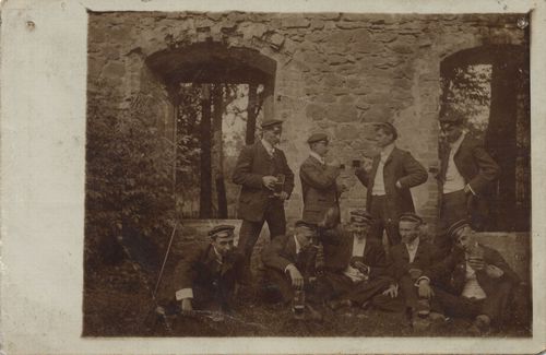 Bierrunde in einer Ruine
