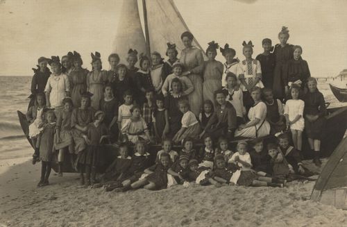Gruppenbild vor Fischerboot
