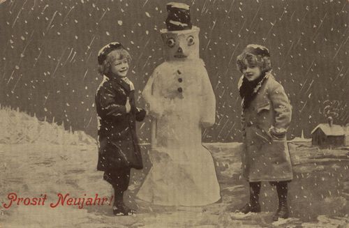 Kinder mit Holzschneemann