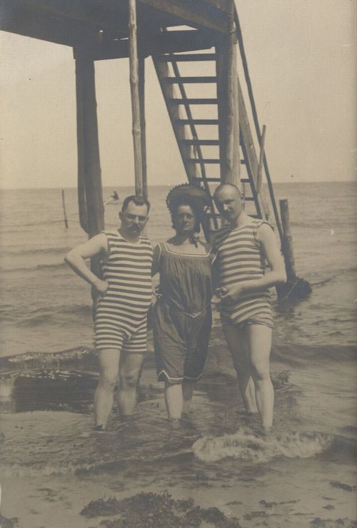 Stehende am Wasser