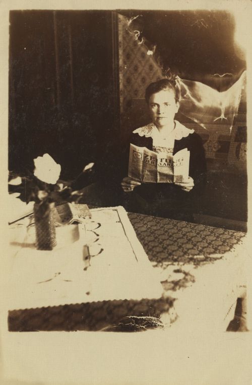Armeezeitungsleserin am Tisch
