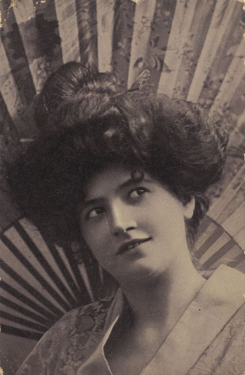 Frau in asiatischer Tracht