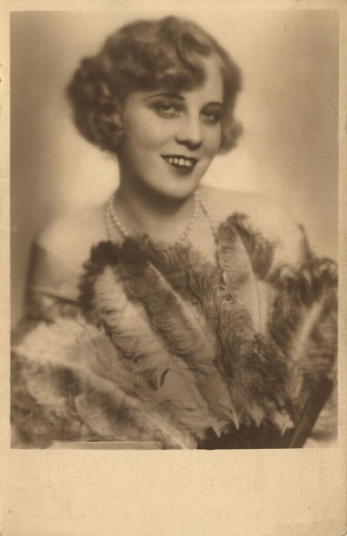 Dame mit blonden, kurzen Locken