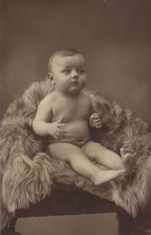 Nacktes Baby auf Fell