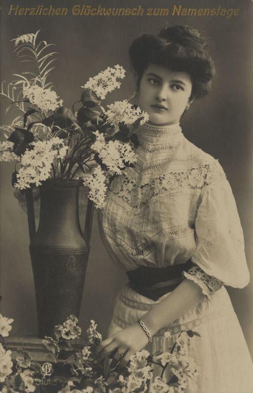 Mit Blumenvase