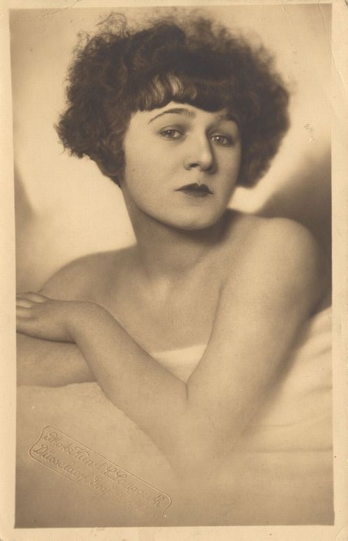 Dame mit dunklen, kurzen Locken [2]