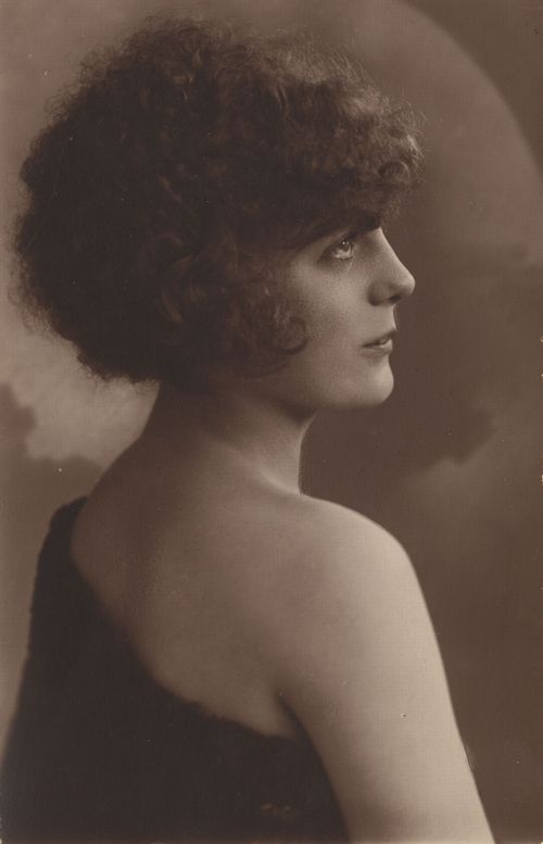 Dame mit dunklen, kurzen Locken [3]