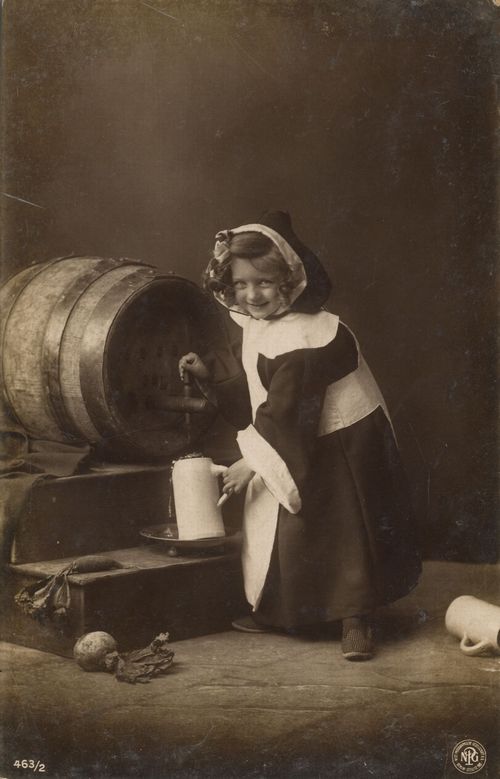 M�dchen mit Fa� und Bierkrug