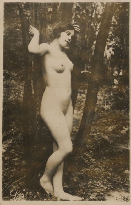Frau im Wald [2]