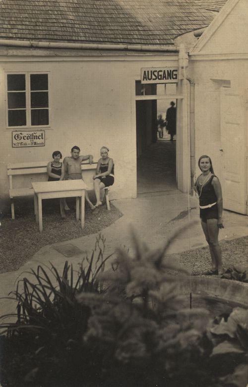 Am Eingang einer Badeanstalt