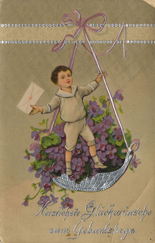 Junge in der Blumenschaukel