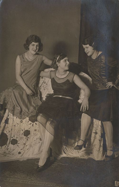 3 Freundinnen im Sessel