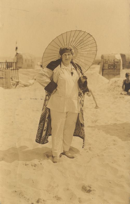 Mond�ne Frau am Strand