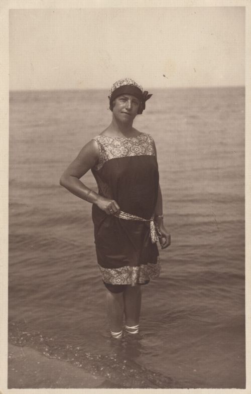 Frau im Wasser stehend