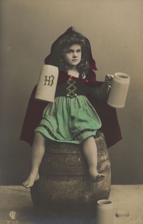 M�dchen mit Fa� und Bierkr�gen
