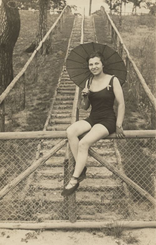 Frau vor D�nensteig