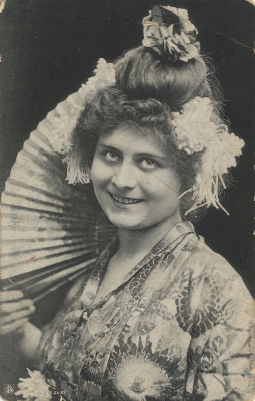 Frau in asiatischer Tracht [2]