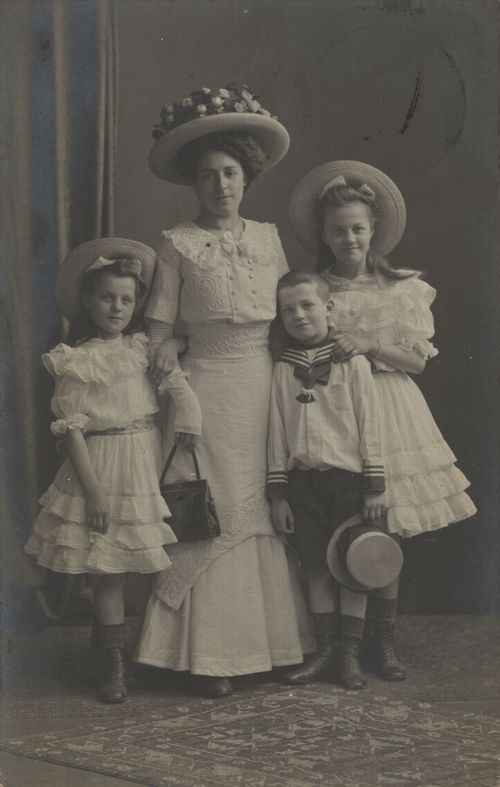 Mutter mit 3 Kindern