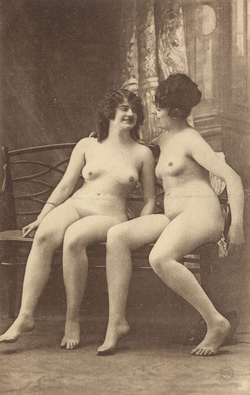 2 Frauen auf einer Bank