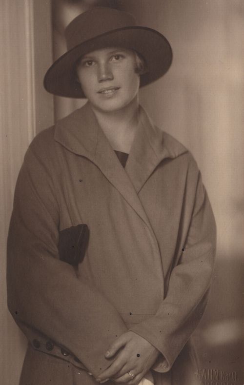 Mit Hut und Mantel