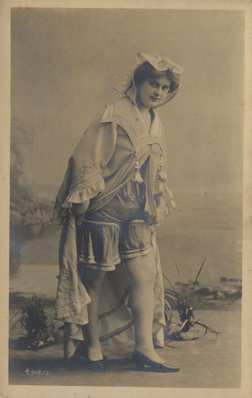 Frau mit Bademantel und Haube