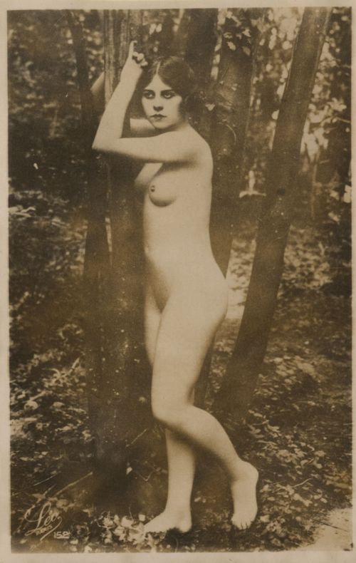 Frau im Wald