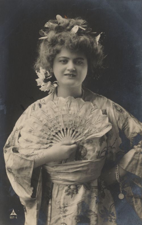 Frau in asiatischer Tracht [3]