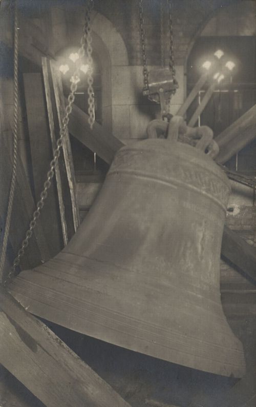 Ausrangierte Glocke auf Kirchboden