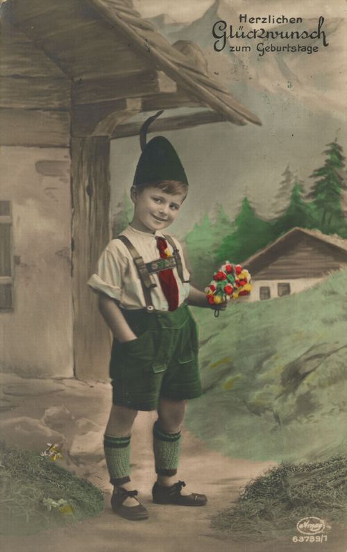 Trachtenjunge auf der Alm