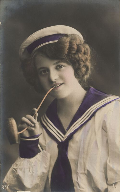 Frau in Matrosenhemd