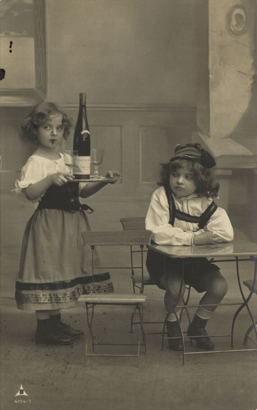Kleine Wirtin bringt Wein