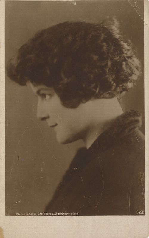Dame mit dunklen, kurzen Locken [4]