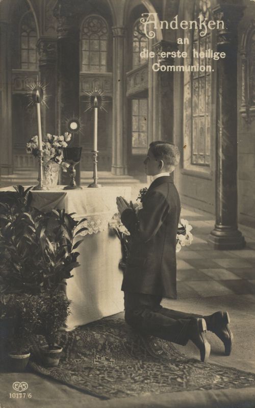 Junge vor Altar