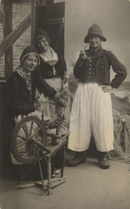 Spinnerinnen mit Seemann