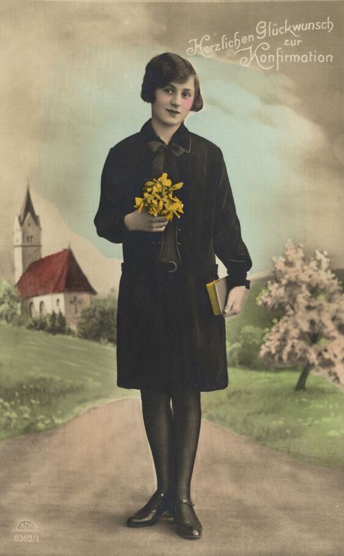 M�dchen vor der Kirche
