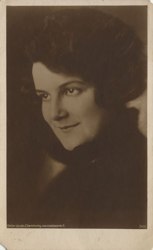 Dame mit dunklen, kurzen Locken