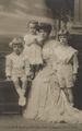 K�nigin Elisabeth mit ihren Kindern