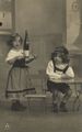 Kleine Wirtin bringt Wein