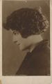 Dame mit dunklen, kurzen Locken