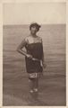 Frau im Wasser stehend