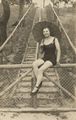 Frau vor D�nensteig