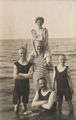 Familie im Wasser stehend