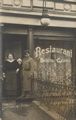 Familie vor Restaurant-Fassade