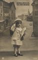 M�dchen salutiert