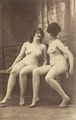 2 Frauen auf einer Bank
