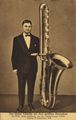 Der kleine Charles mit dem gr��ten Saxophon der Welt