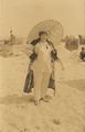 Mond�ne Frau am Strand