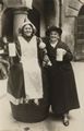 Zwei Frauen mit Bierkr�gen
